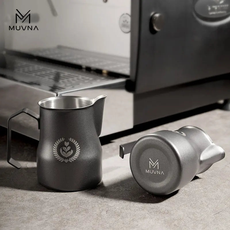 MUVNA Pichet à lait pour expresso, pichet moussant pour café 350/450 ml, tasse à bec verseur pointu