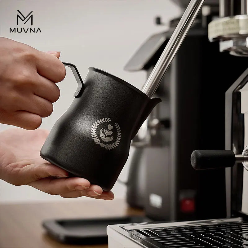 MUVNA Pichet à lait pour expresso, pichet moussant pour café 350/450 ml, tasse à bec verseur pointu