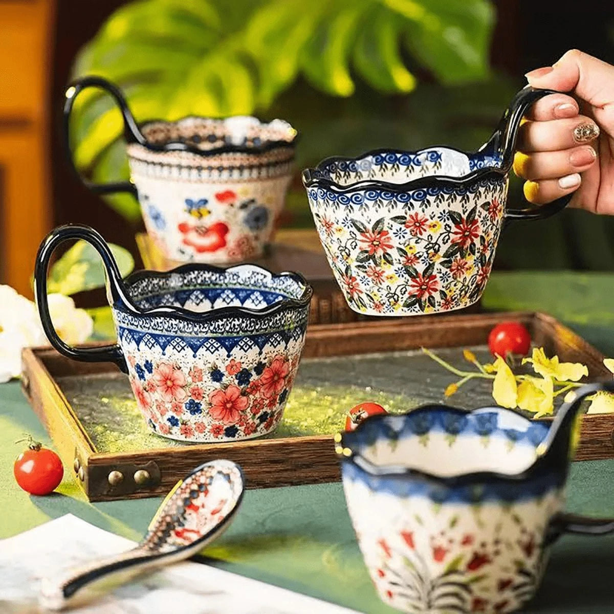 Tasse en céramique stylée, avec anse pour une prise en main facile, tasse à café et à thé.