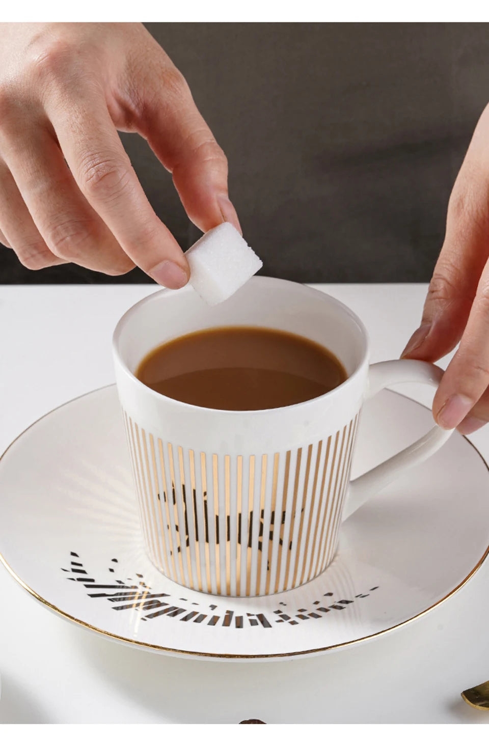 Ensemble tasse à café, soucoupe et plateau en céramique à reflet holographique mobile