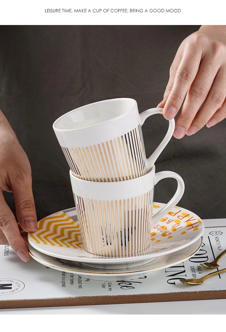 Ensemble tasse à café, soucoupe et plateau en céramique à reflet holographique mobile