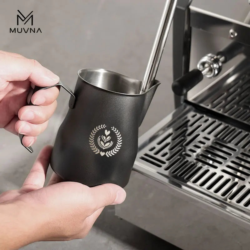 MUVNA Pichet à lait pour expresso, pichet moussant pour café 350/450 ml, tasse à bec verseur pointu
