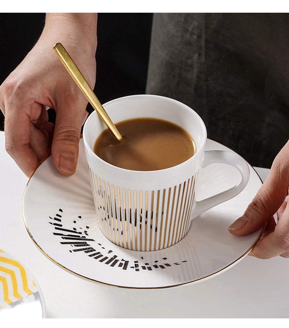 Ensemble tasse à café, soucoupe et plateau en céramique à reflet holographique mobile