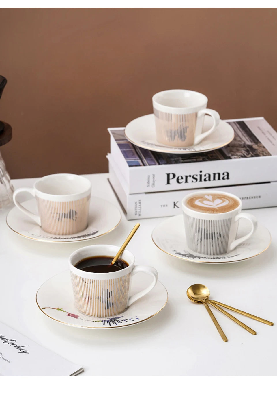 Ensemble tasse à café, soucoupe et plateau en céramique à reflet holographique mobile